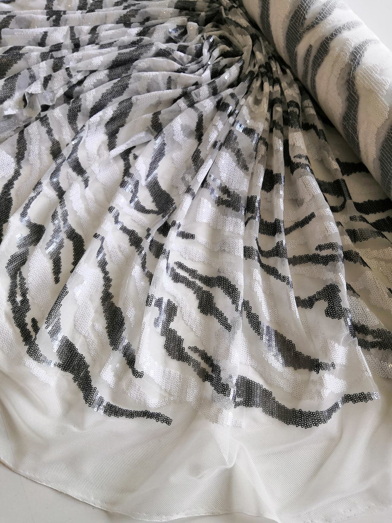 elastický tyl s flitry, tygr