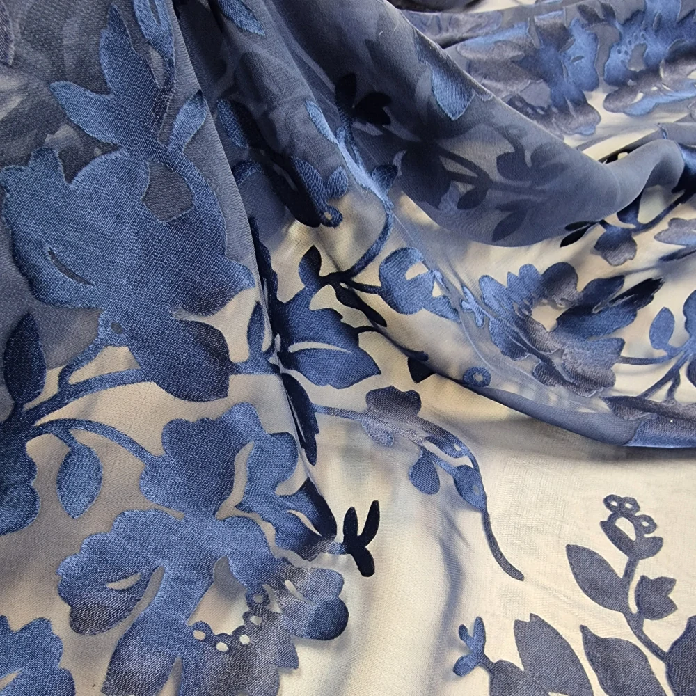 hedvábí DEVORÉ, růže, blu