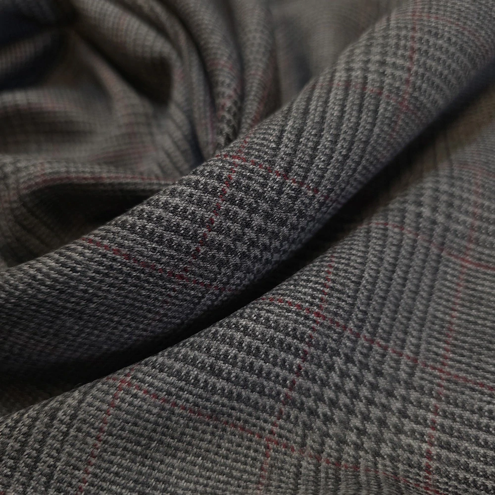 oblekovka, kostka s červenou nitkou