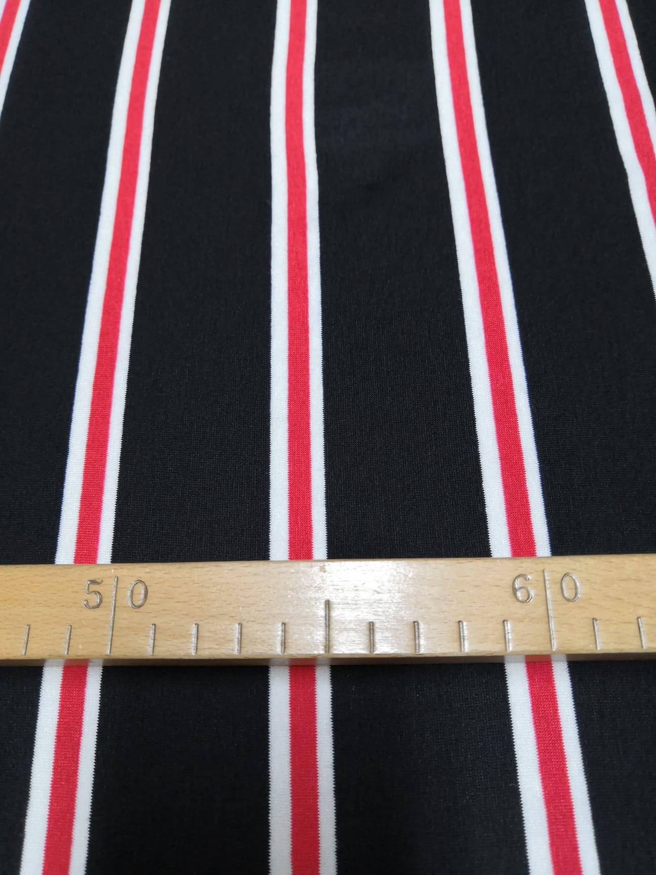 úplet černočervený proužek