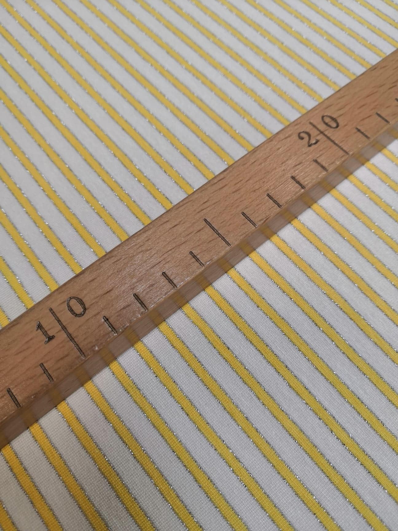 úplet žlutobílý proužek s lurexem