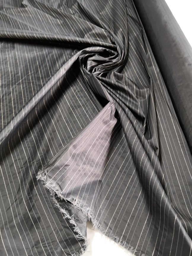 taft, šedý se zlatým proužkem