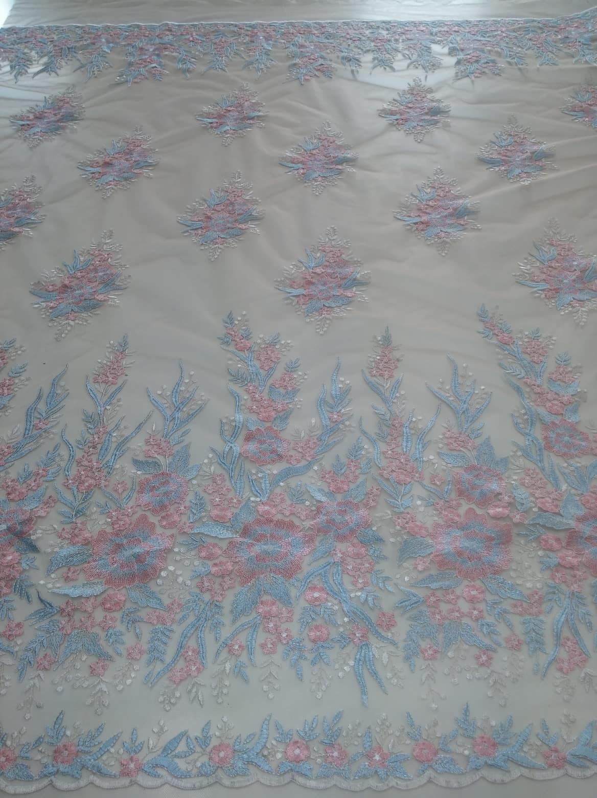 krajka tělová s růžovo/modrým vzorem