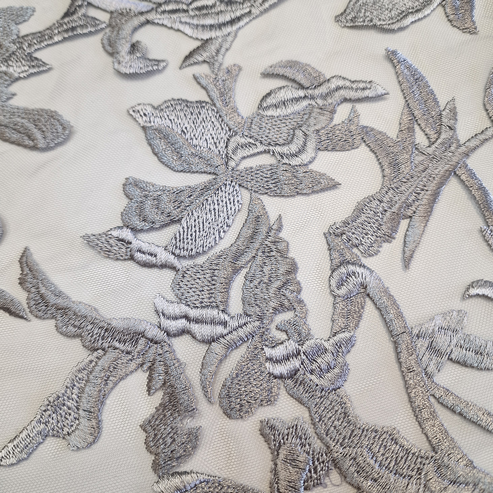 krajka vyšitá na tylu, šedá