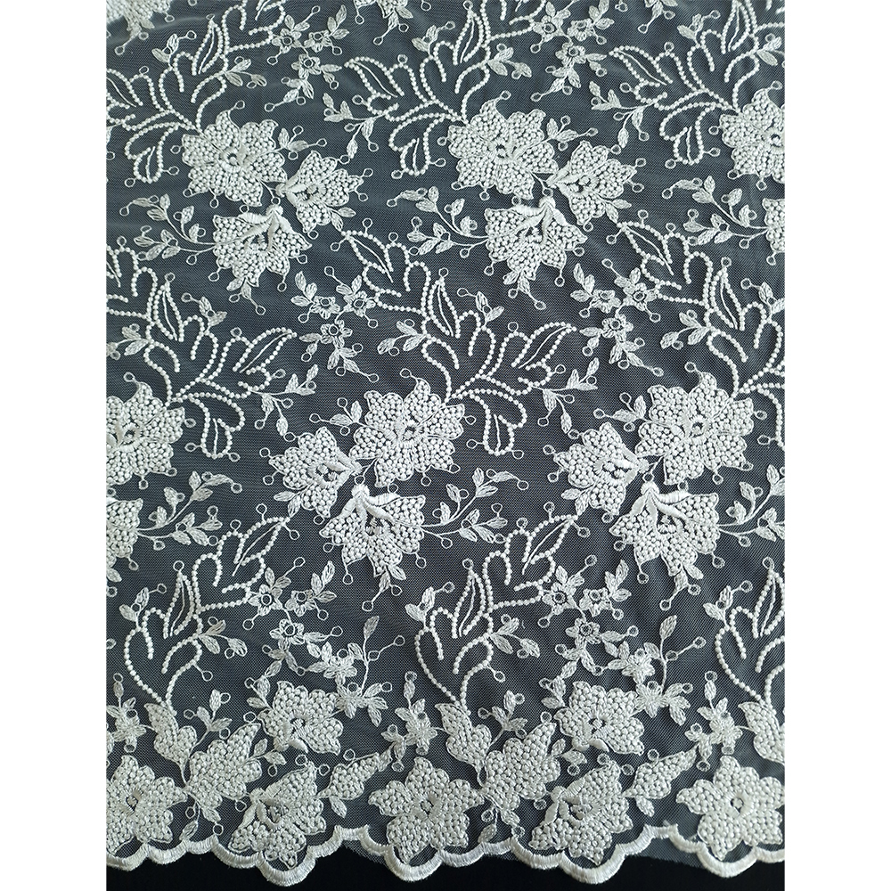 krajka vyšitá na tylu, ivory květy