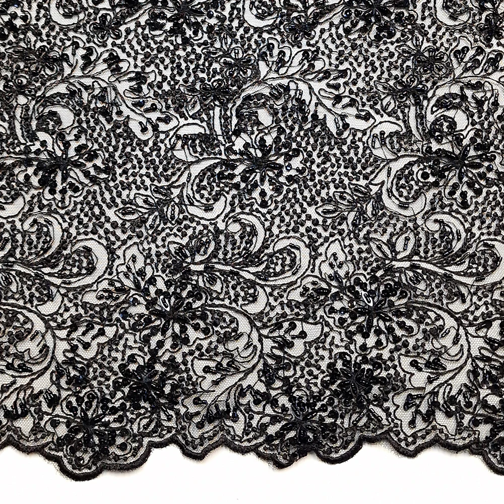 krajka vyšitá na tylu s korálky a flitry, černá