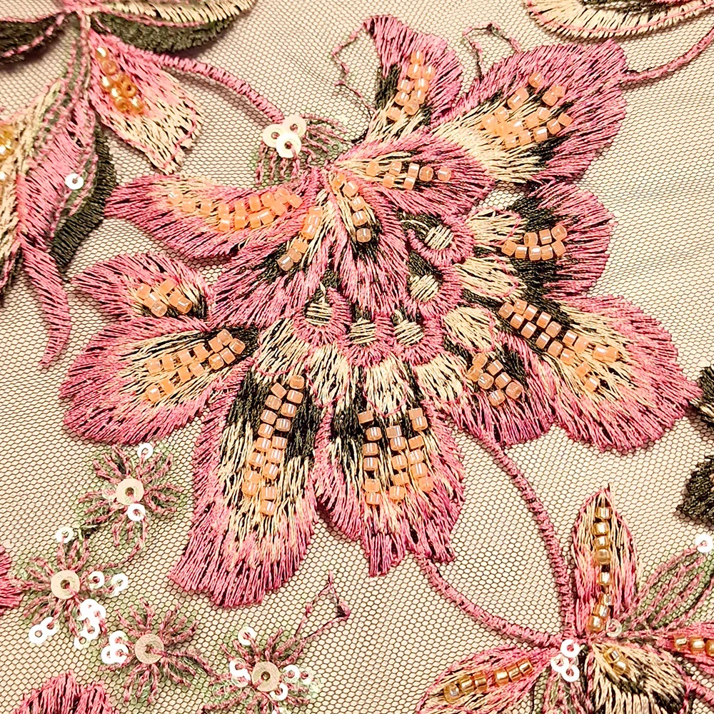 krajka vyšitá na tylu s korálky, černá/magenta