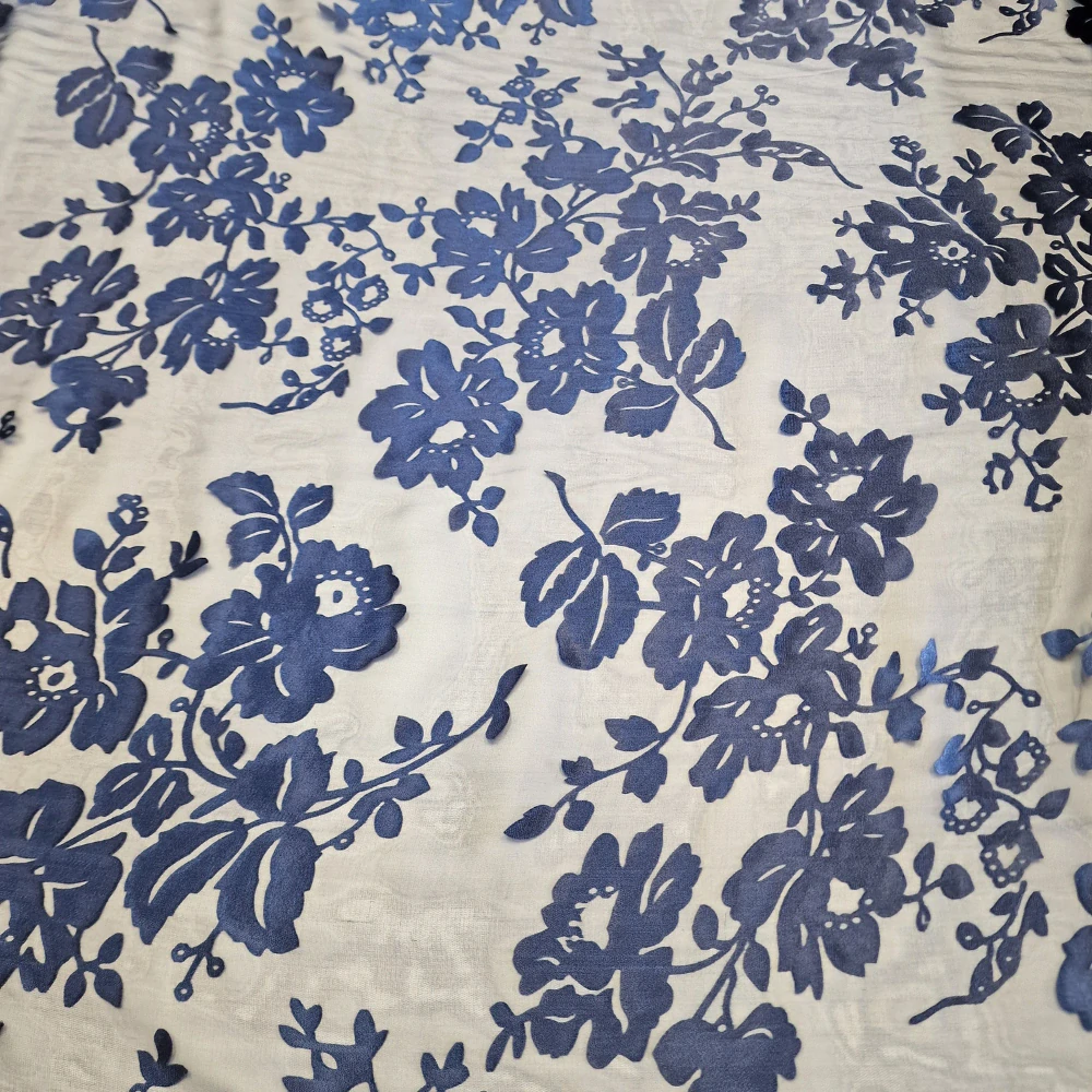 hedvábí DEVORÉ, růže, blu