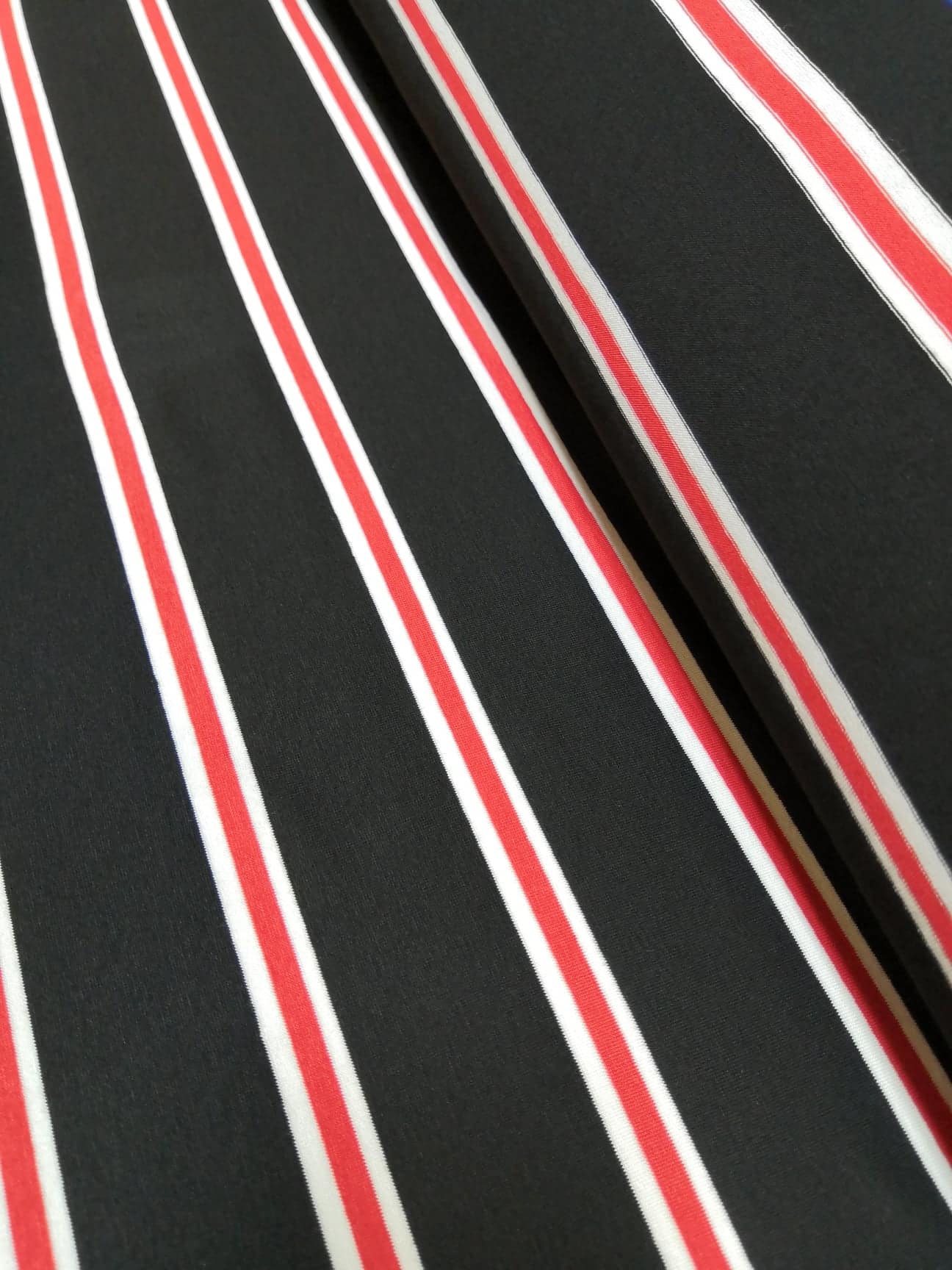 úplet černočervený proužek