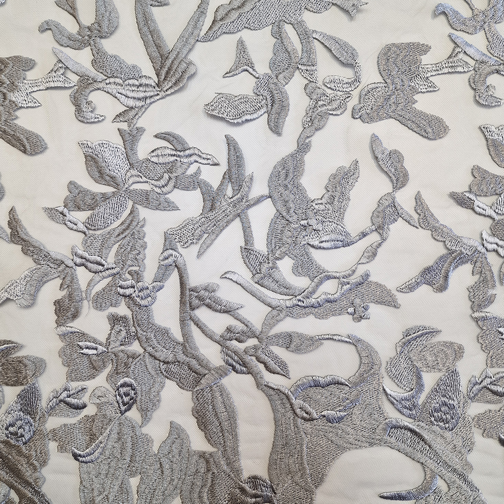 krajka vyšitá na tylu, šedá