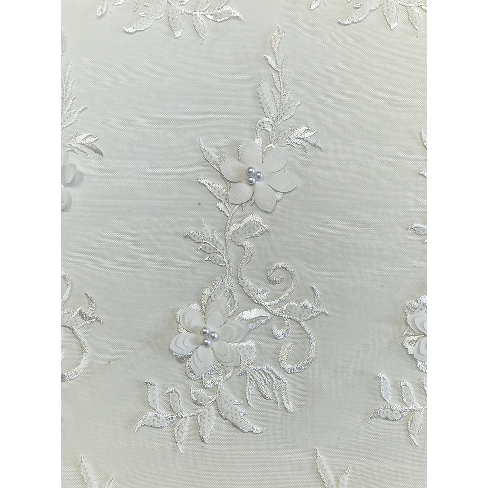 krajka vyšitá na tylu 3D kytičky, ivory