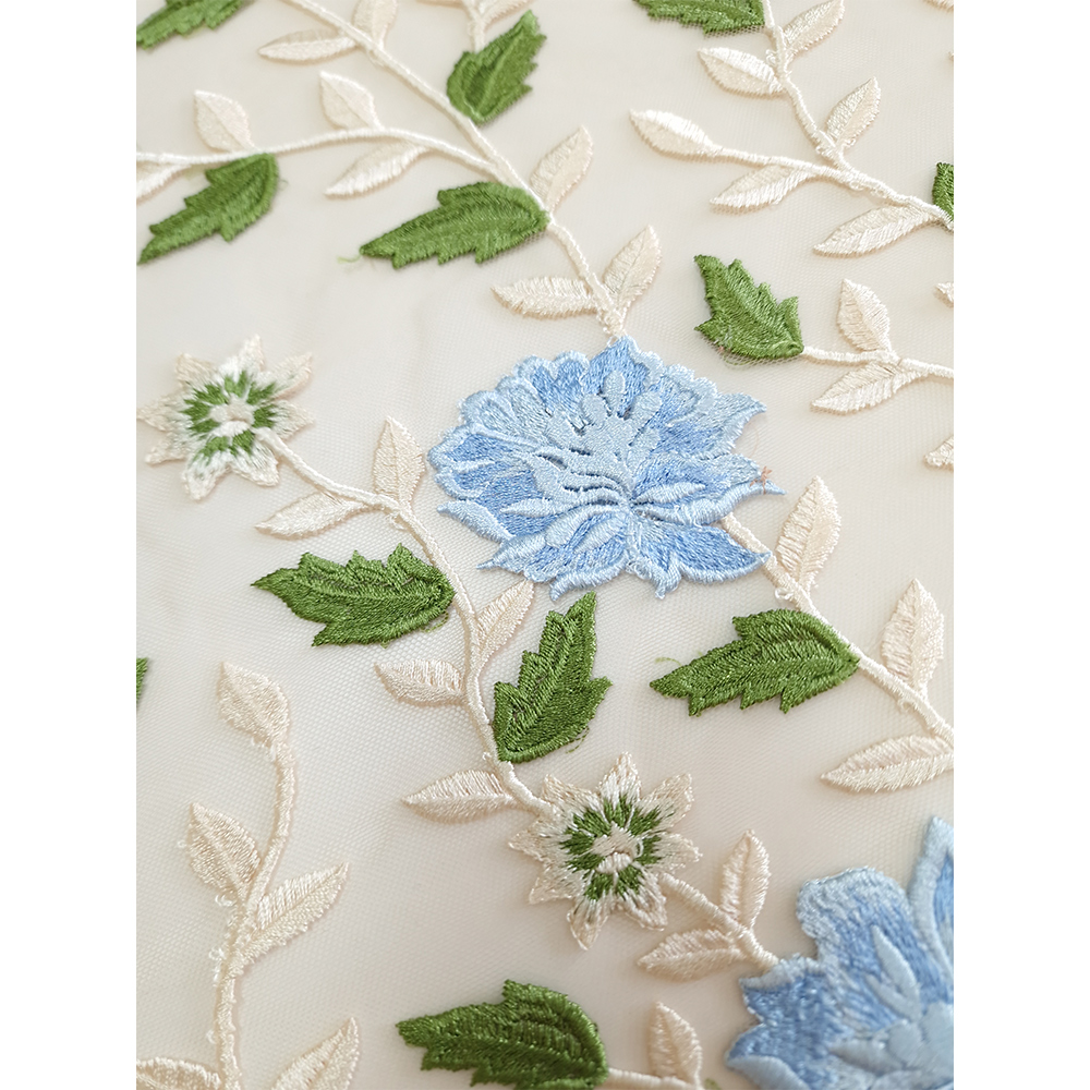 krajka vyšitá na tylu, bordura