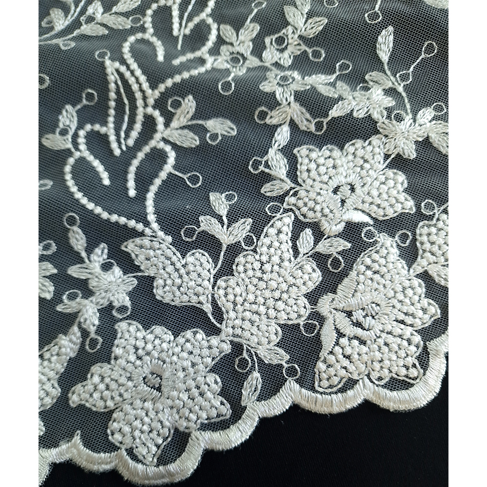 krajka vyšitá na tylu, ivory květy
