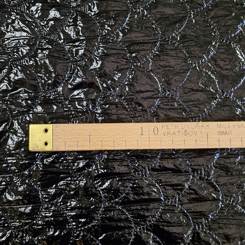 lesklý prošev s kožíškem, černý