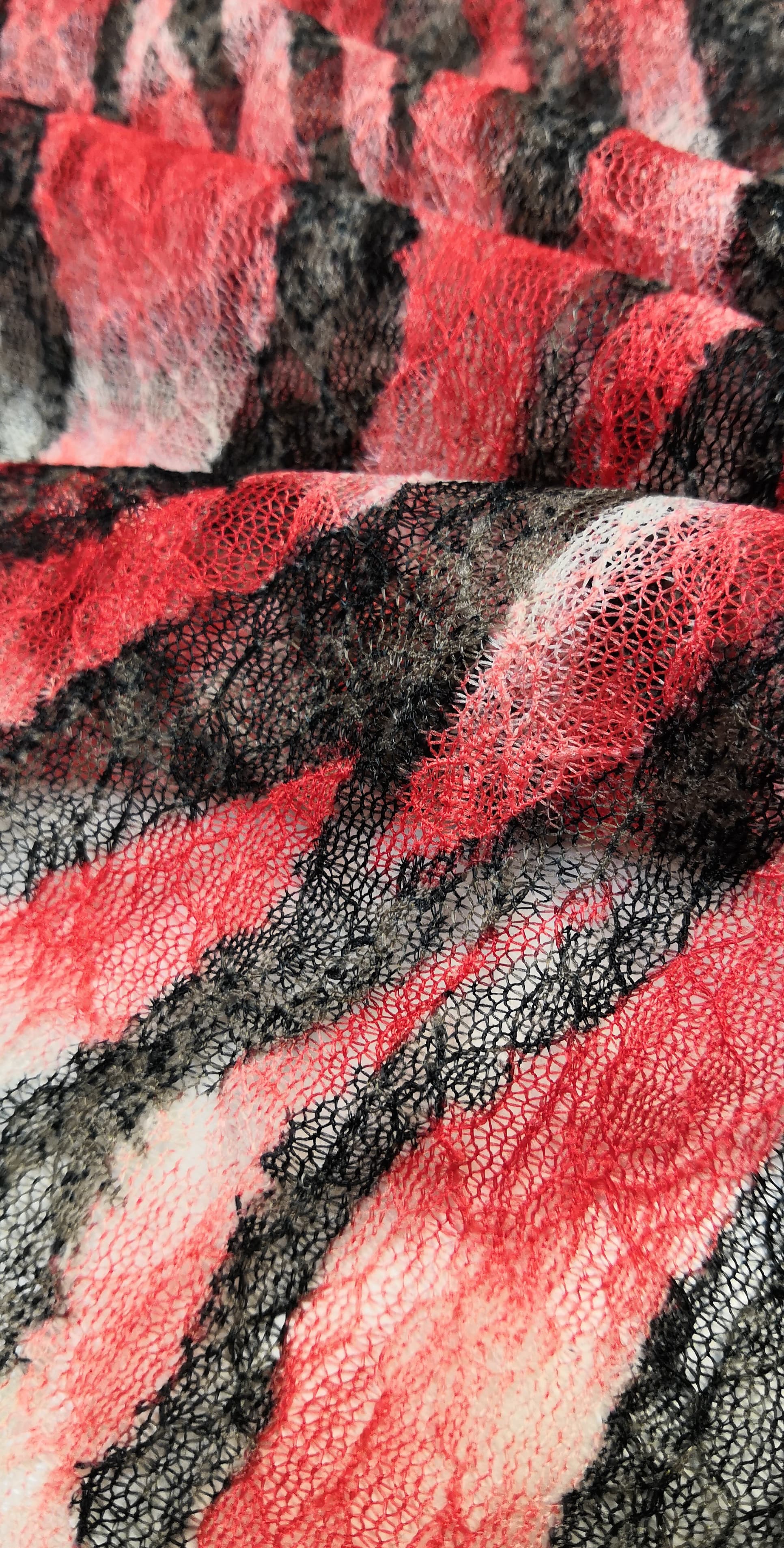 elastický tyl bílo/červeno/černý