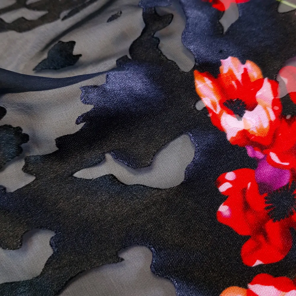 hedvábí DEVORÉ, červené květy