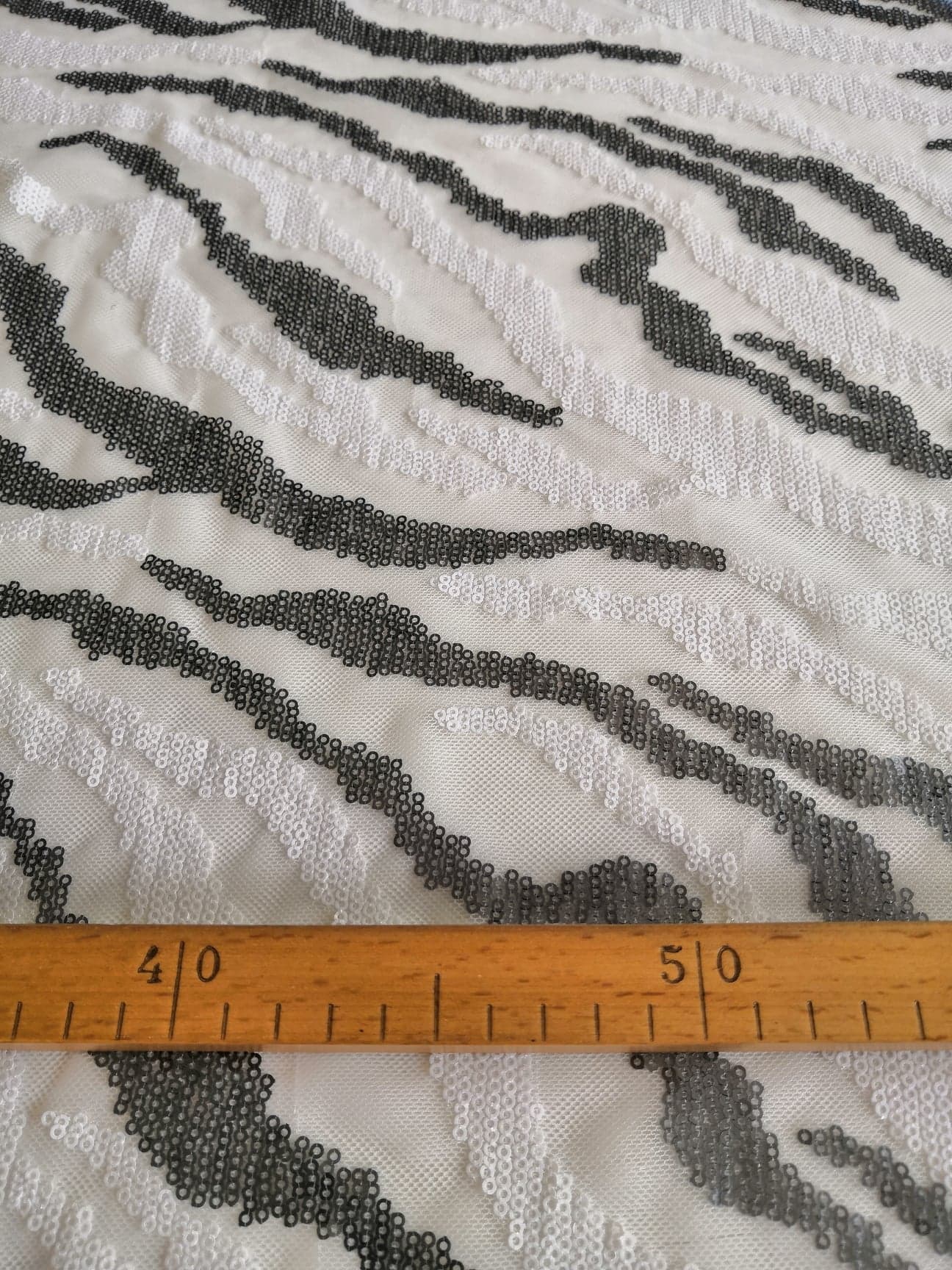 elastický tyl s flitry, tygr