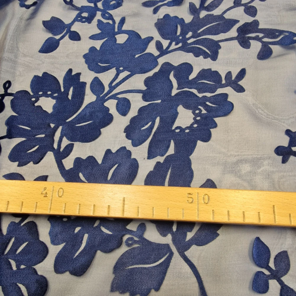 hedvábí DEVORÉ, růže, blu