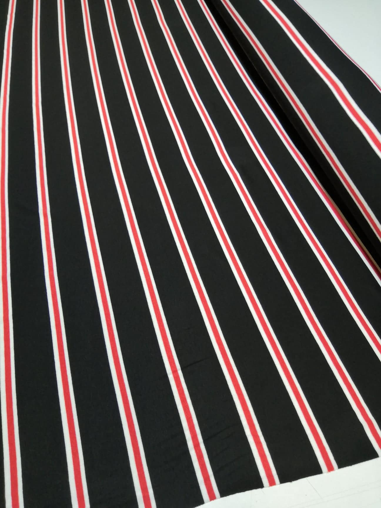 úplet černočervený proužek