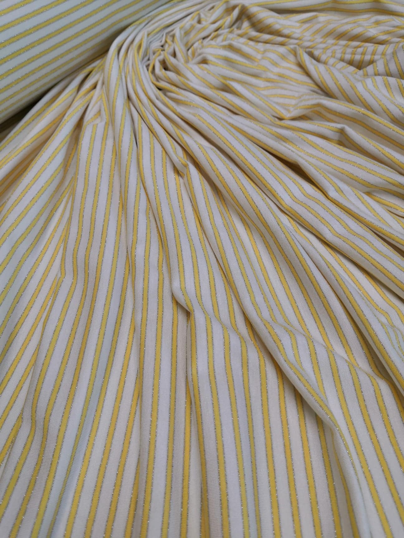 úplet žlutobílý proužek s lurexem