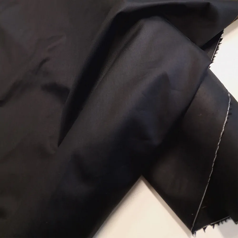 košilovka saténová, černá