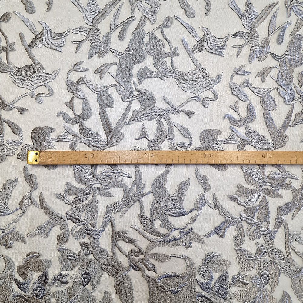 krajka vyšitá na tylu, šedá