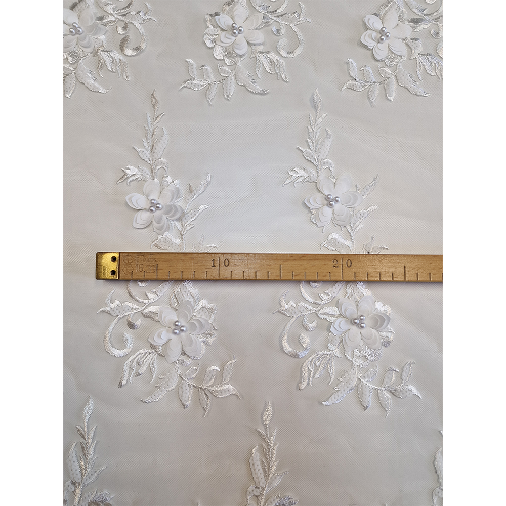 krajka vyšitá na tylu 3D kytičky, ivory