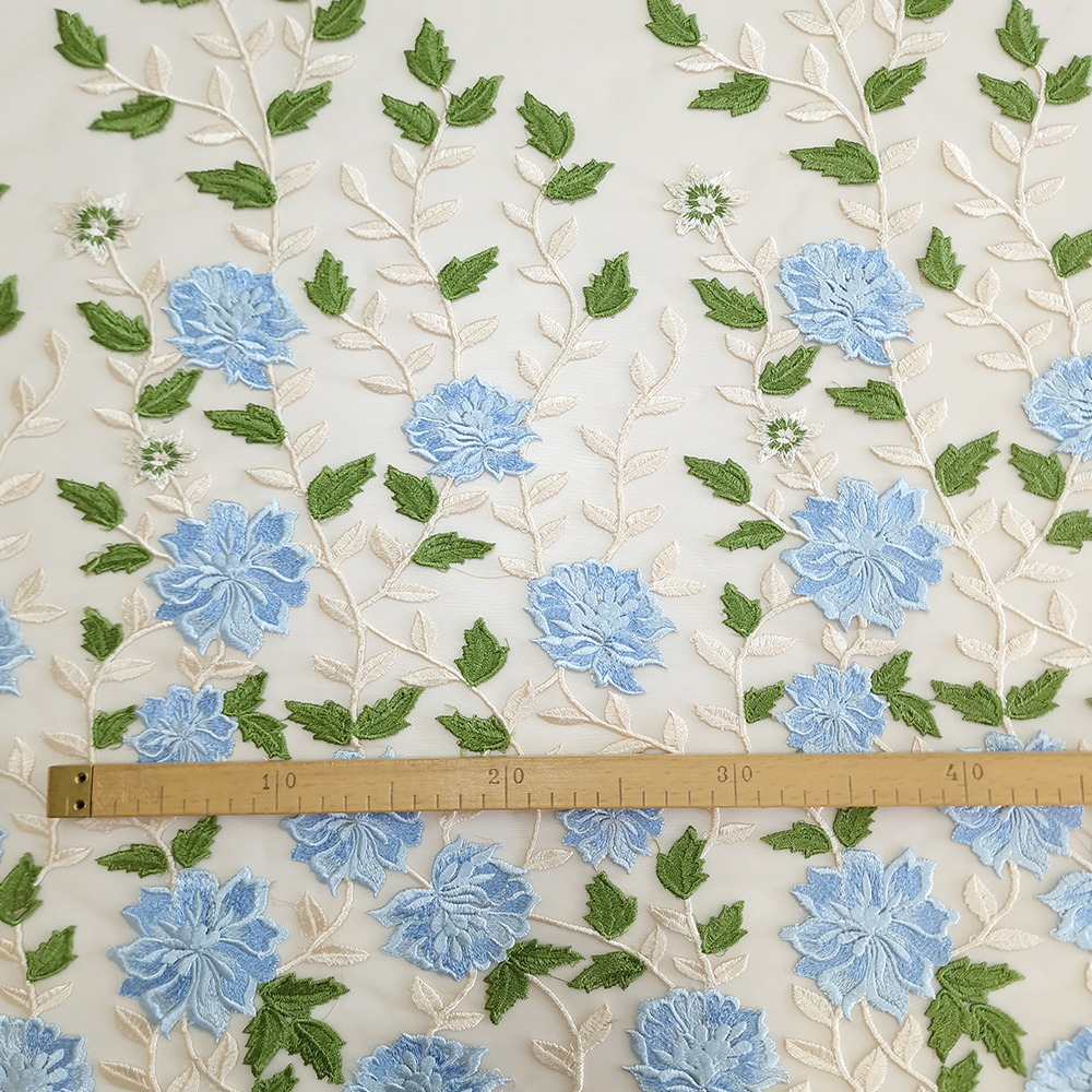 krajka vyšitá na tylu, bordura