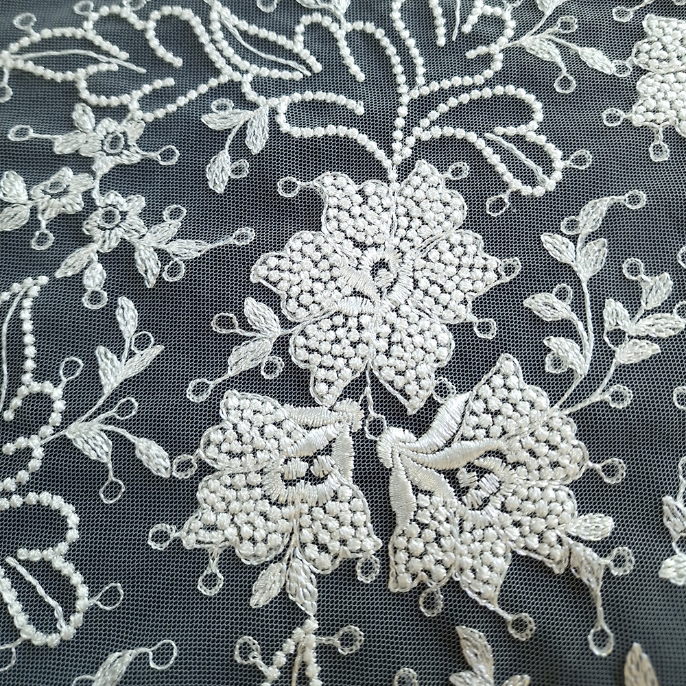 krajka vyšitá na tylu, ivory květy