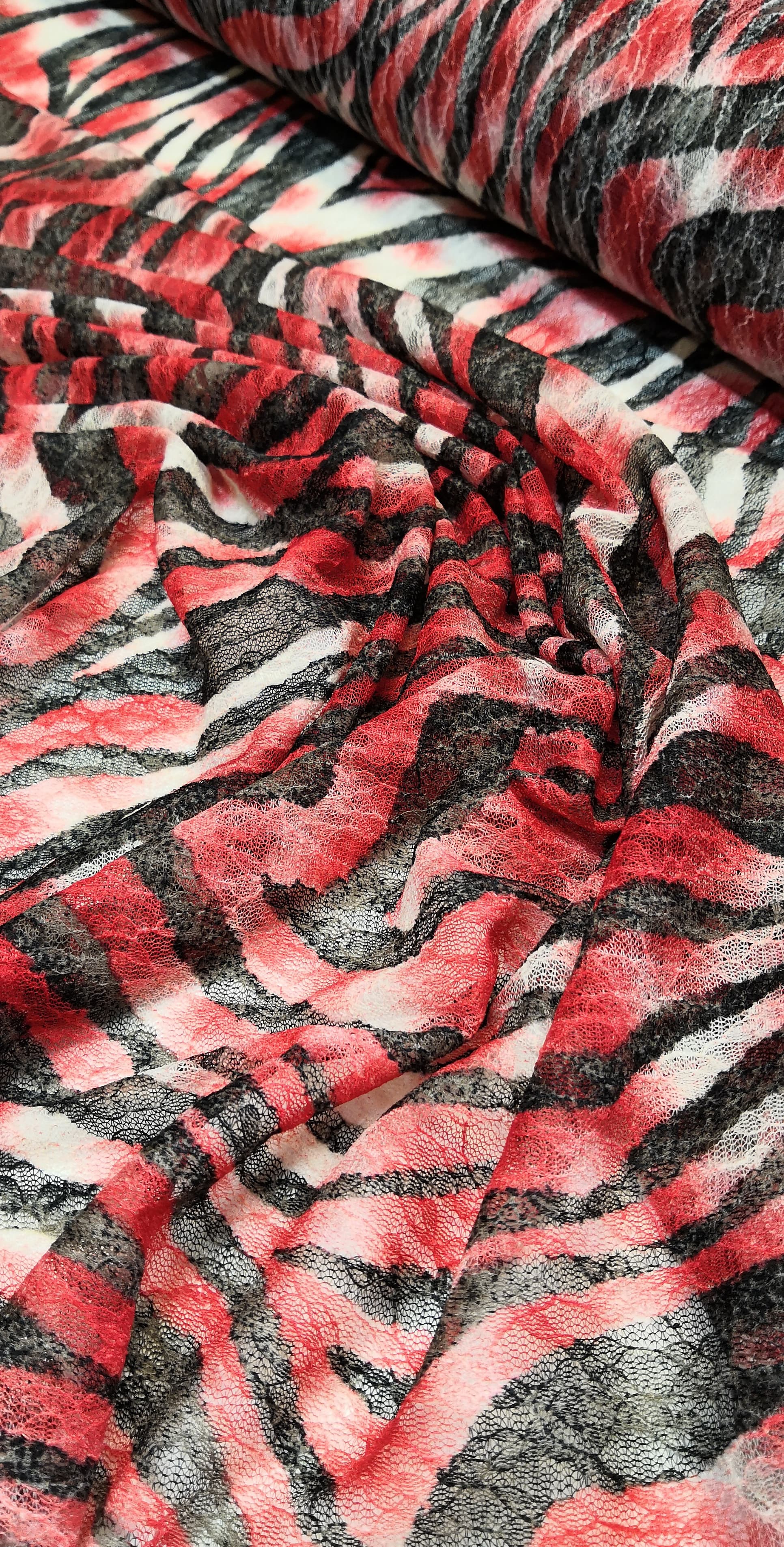 elastický tyl bílo/červeno/černý