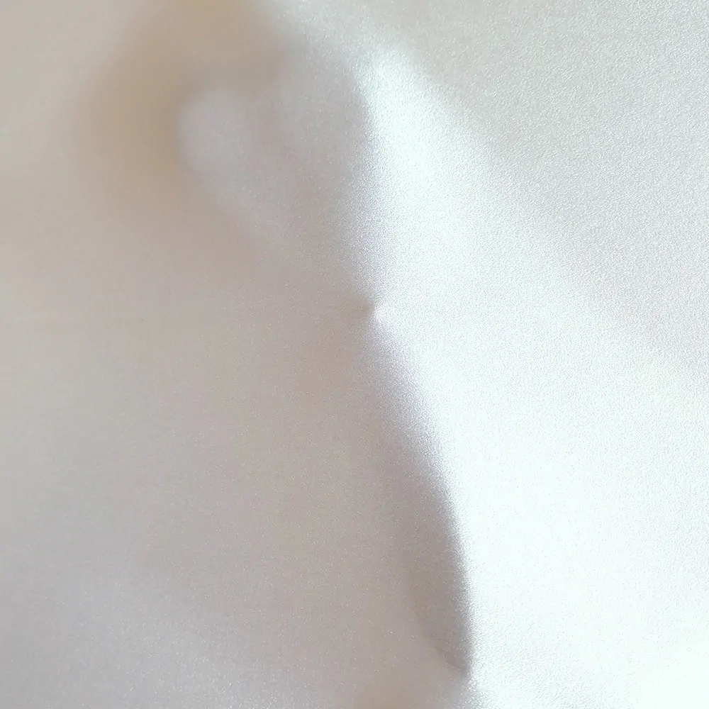 krepový satén, lomená bílá