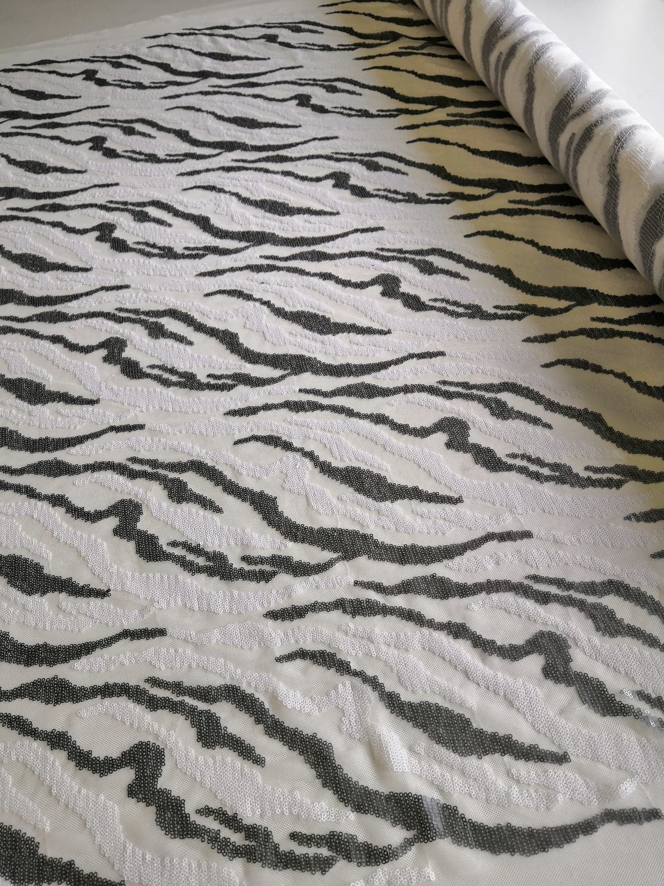 elastický tyl s flitry, tygr