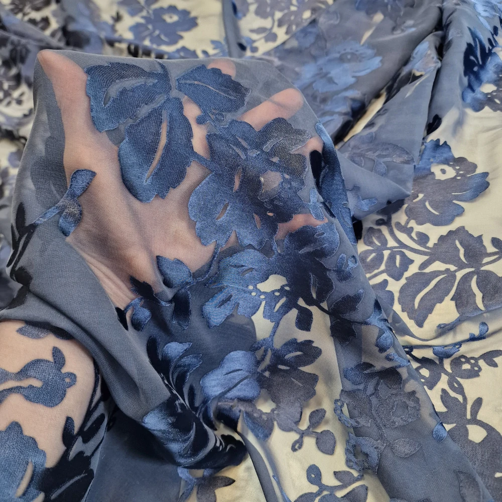 hedvábí DEVORÉ, růže, blu