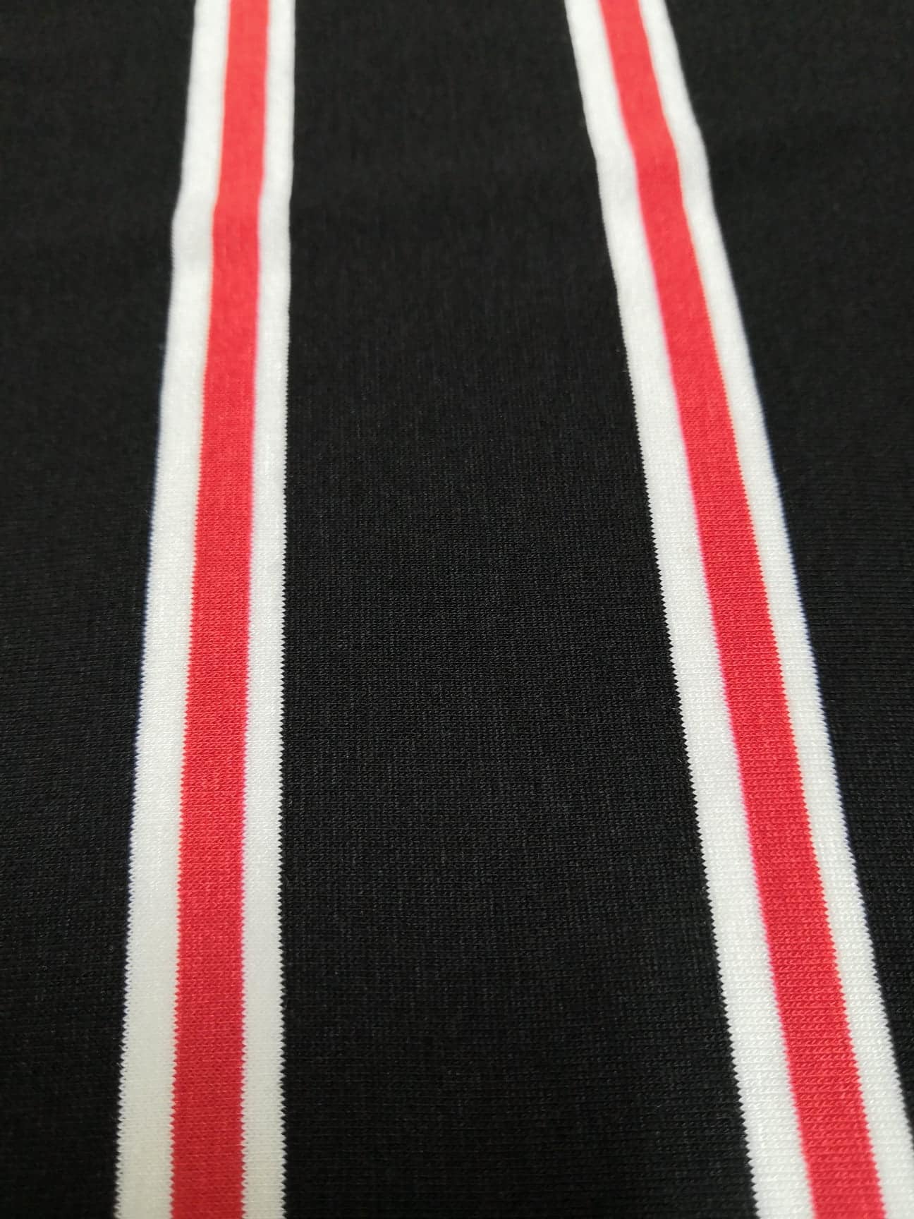 úplet černočervený proužek