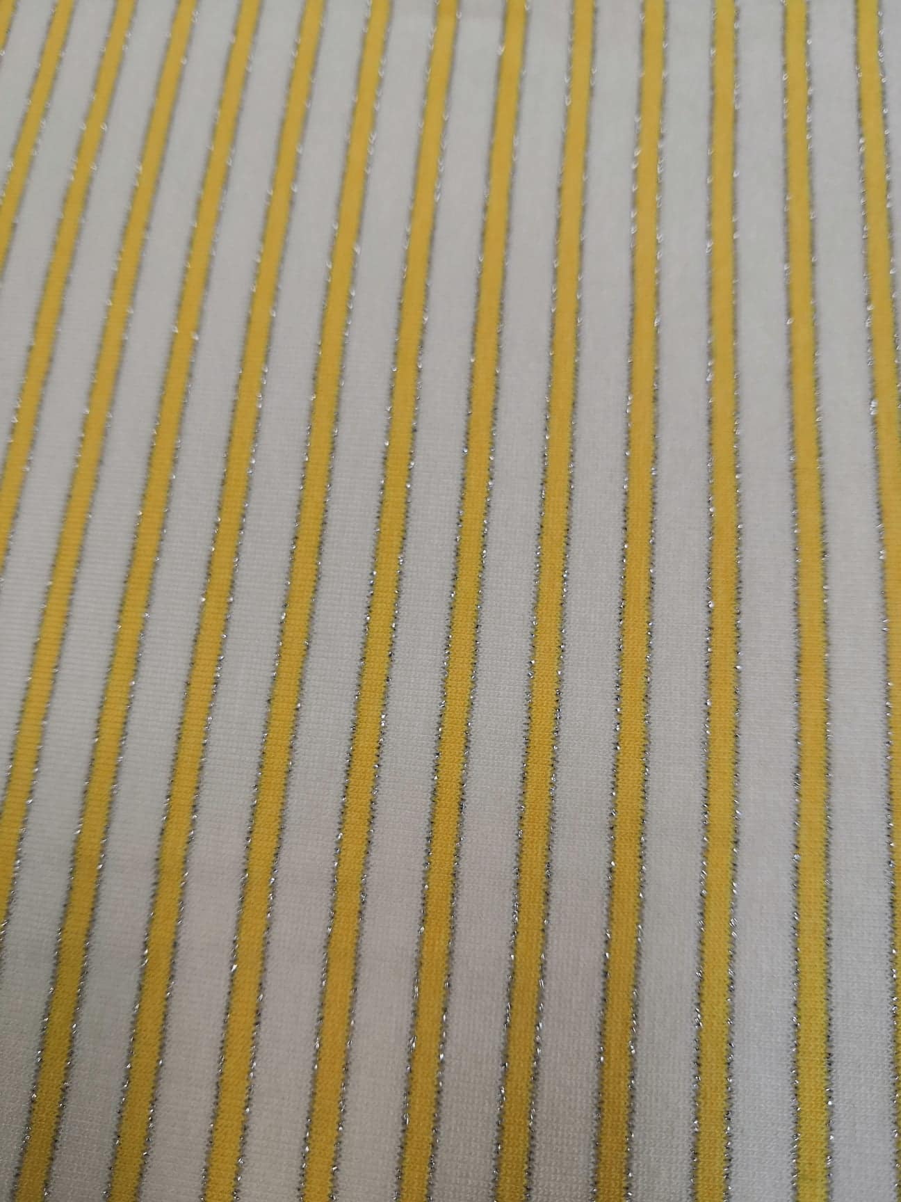 úplet žlutobílý proužek s lurexem