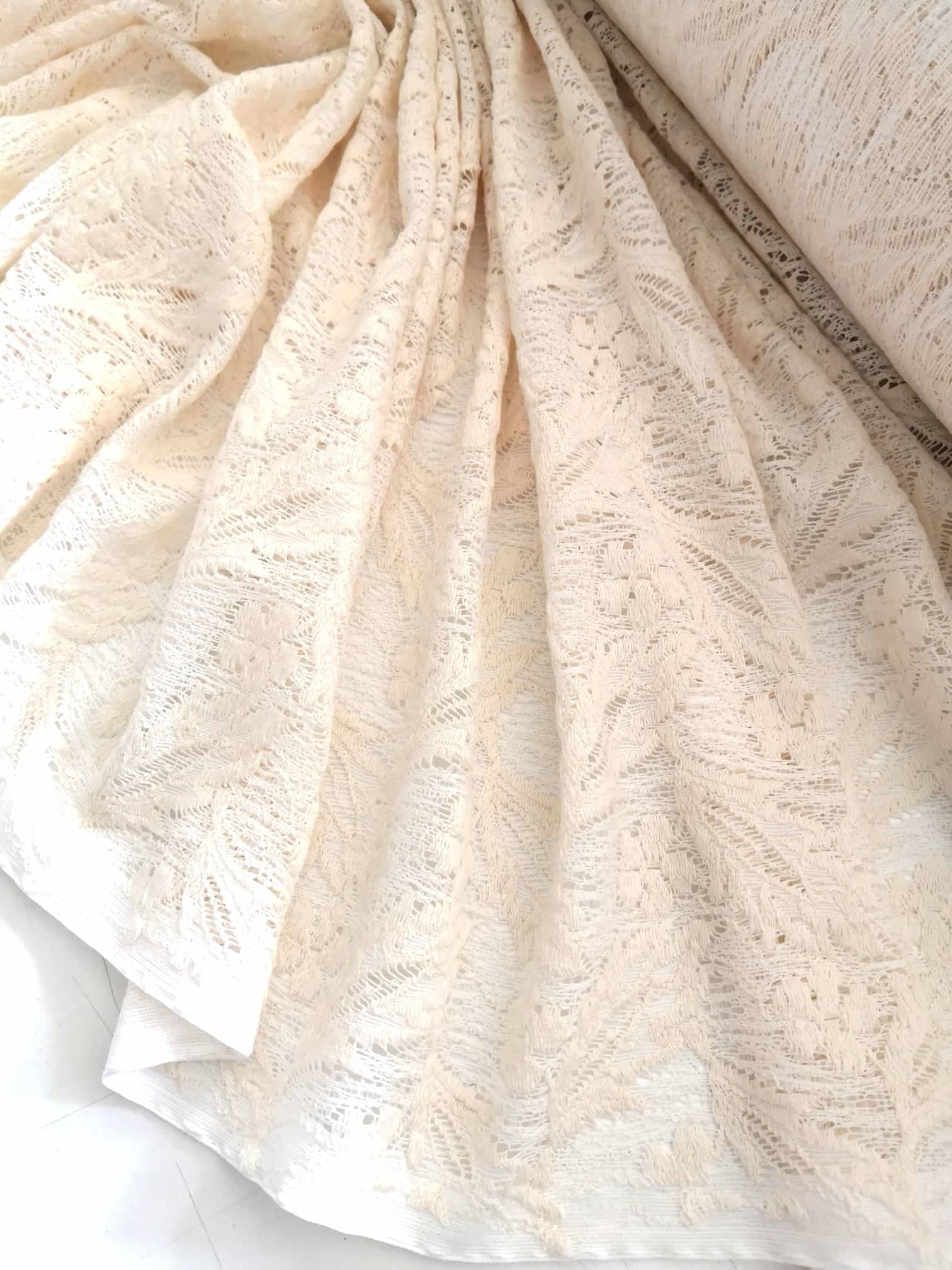 elastická krajka s vyšitými květy