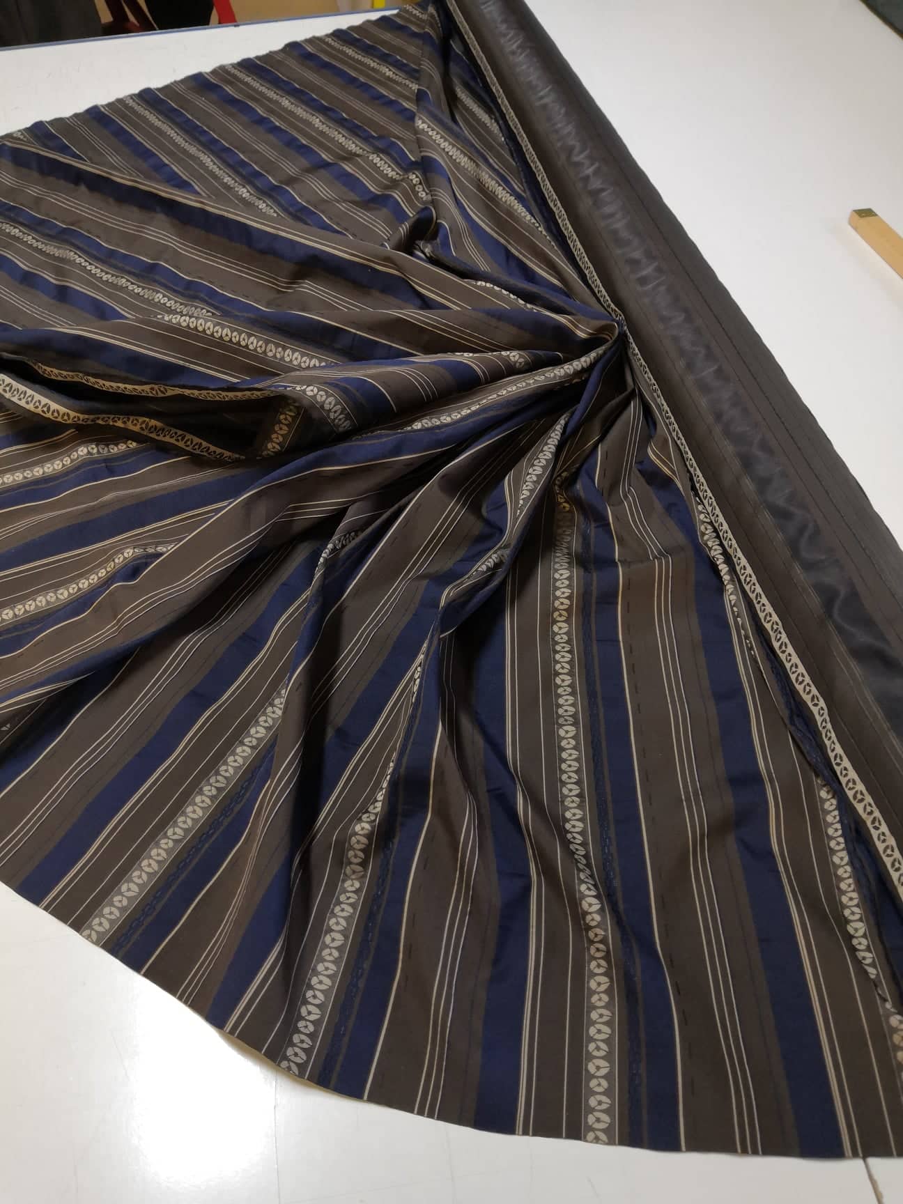 taft hnědomodrý proužek