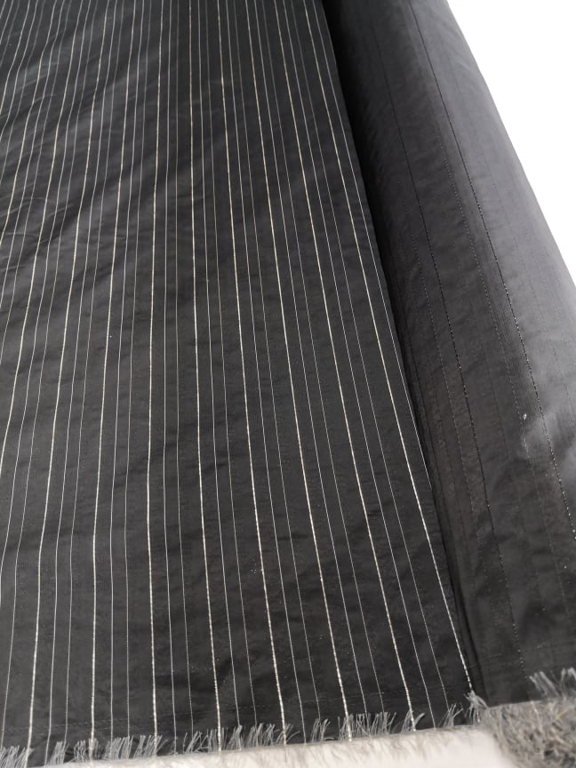 taft, šedý se zlatým proužkem