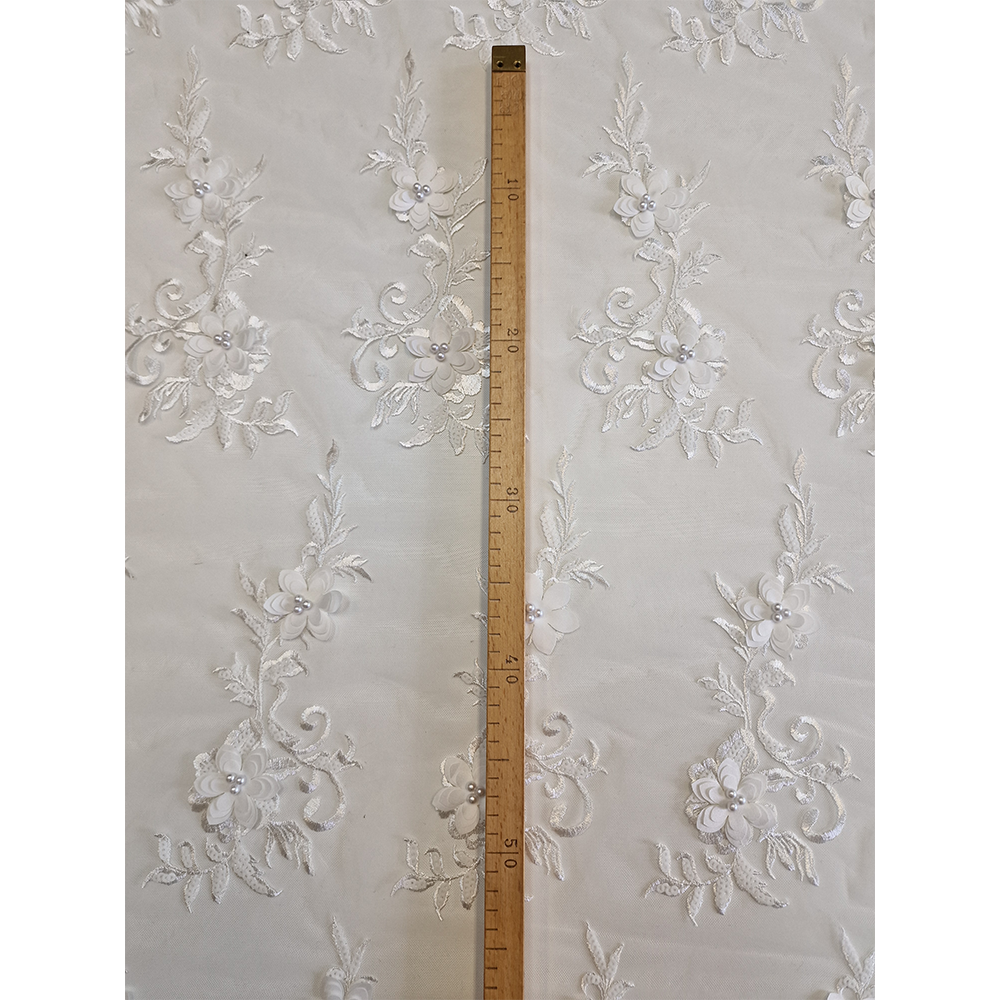 krajka vyšitá na tylu 3D kytičky, ivory