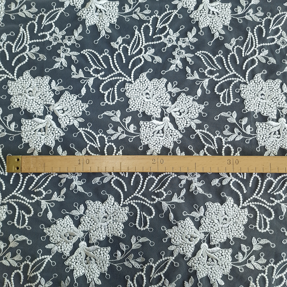 krajka vyšitá na tylu, ivory květy