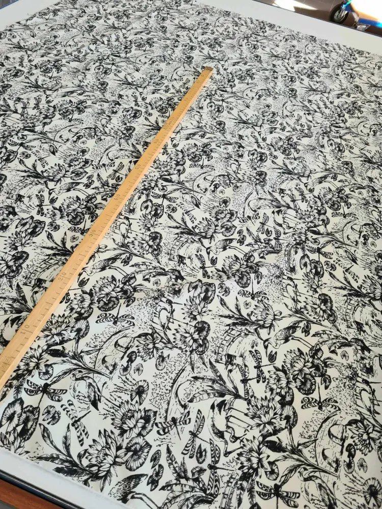 popelín elastický, vzor natura, černá