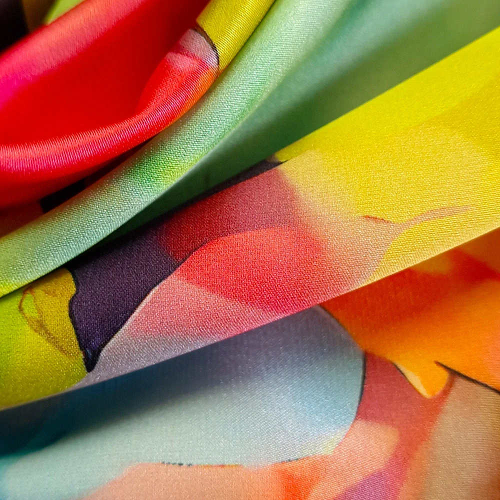 satén, žluté květy