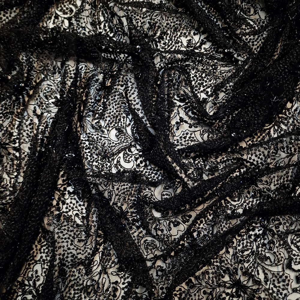 krajka vyšitá na tylu s korálky a flitry, černá