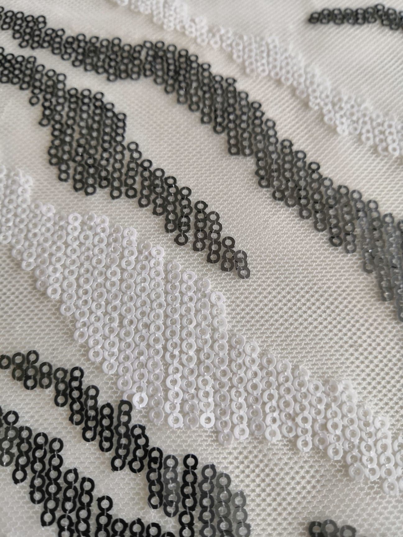 elastický tyl s flitry, tygr