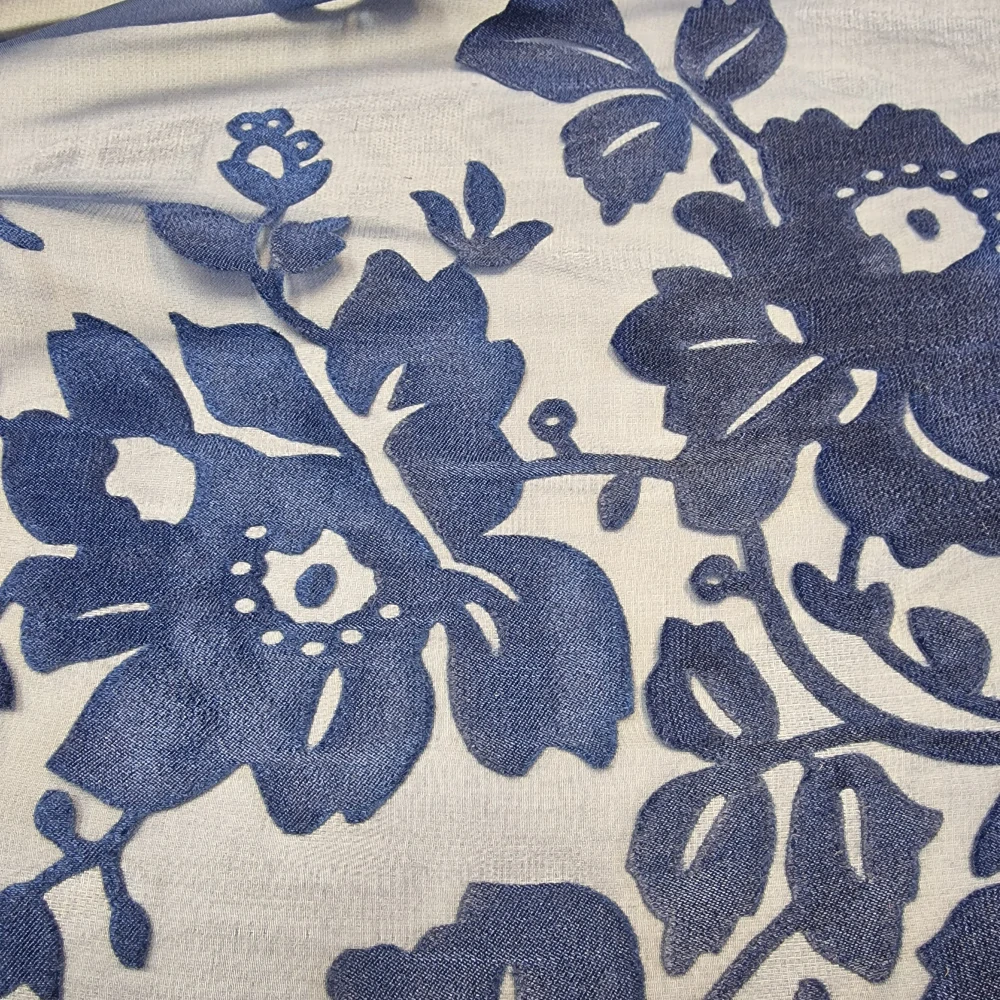 hedvábí DEVORÉ, růže, blu