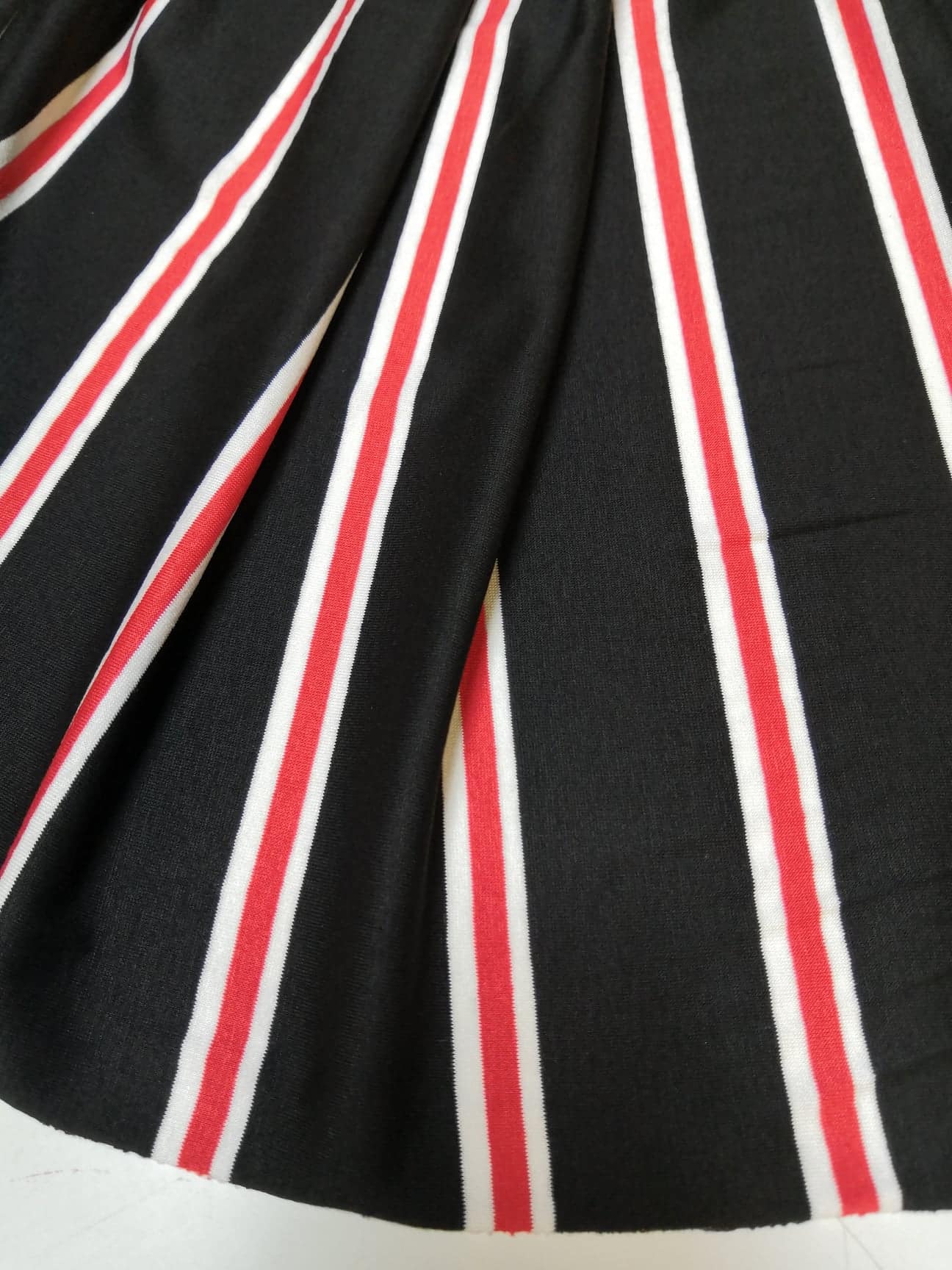 úplet černočervený proužek