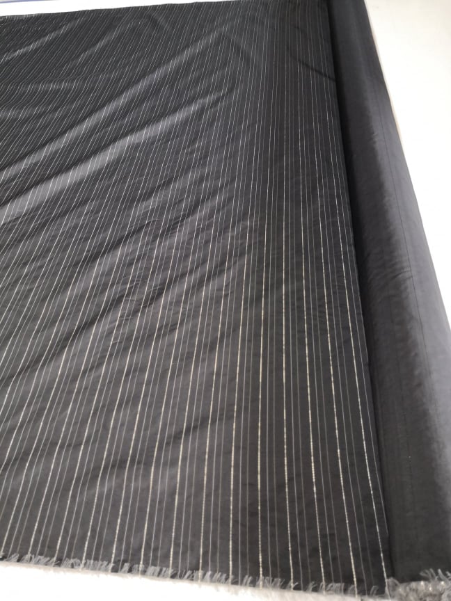 taft, šedý se zlatým proužkem