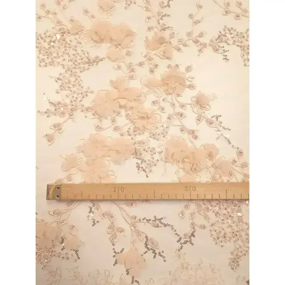 krajka vyšitá na tylu, broskvové 3D květy