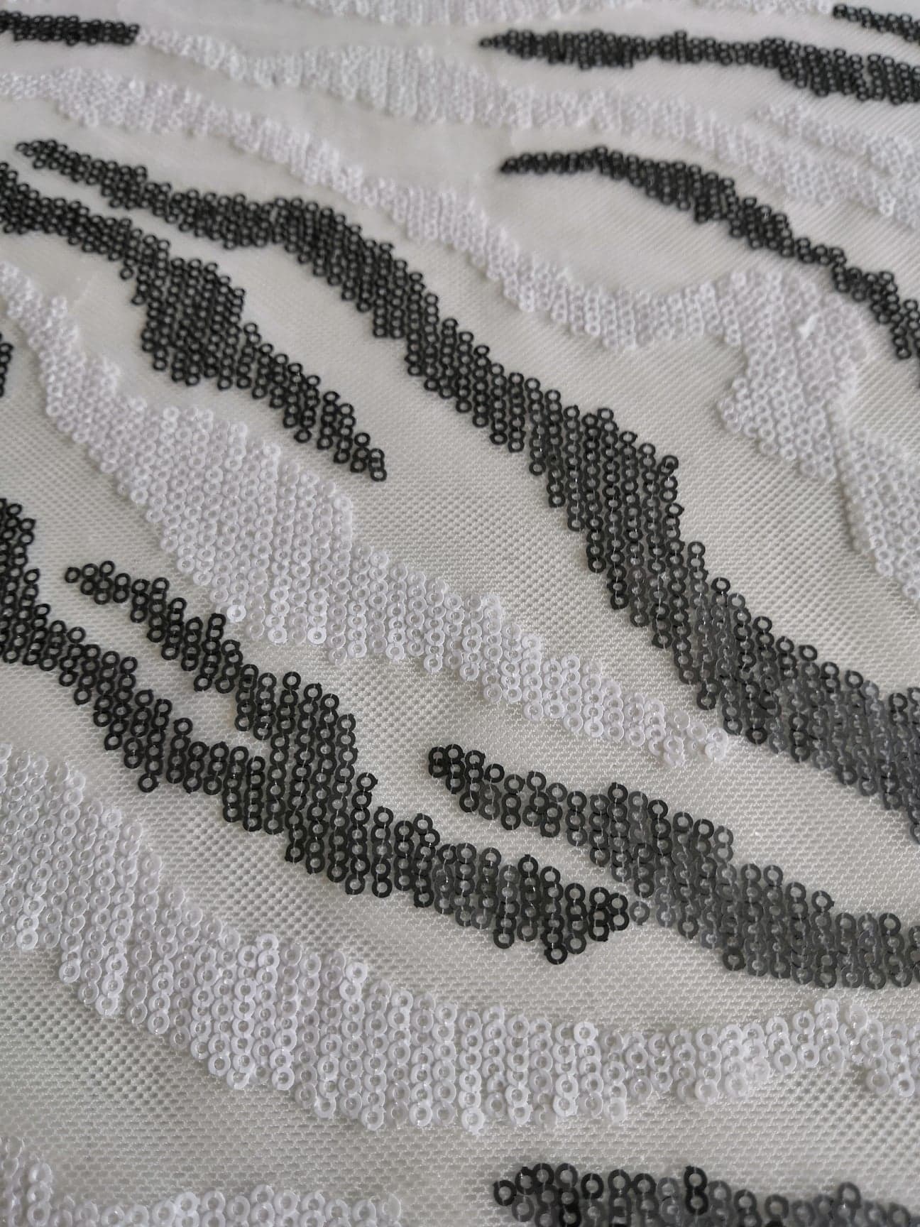 elastický tyl s flitry, tygr