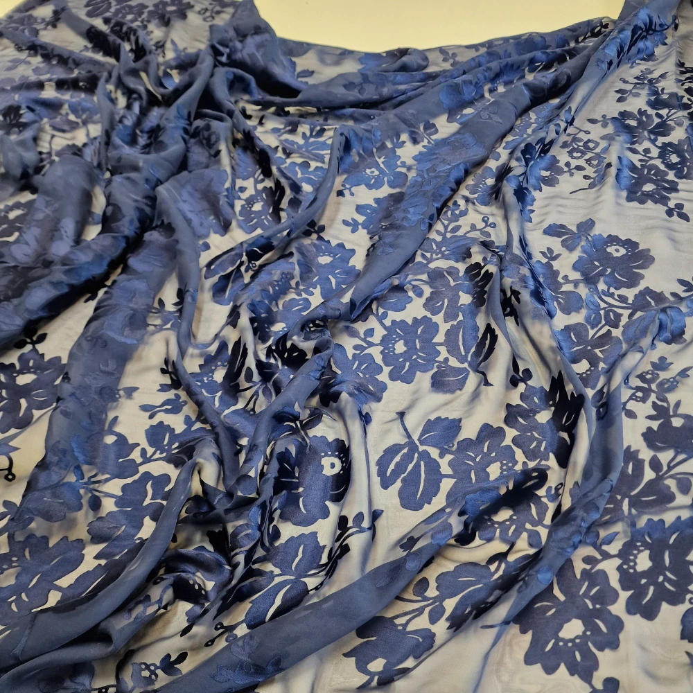 hedvábí DEVORÉ, růže, blu